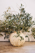 Elément fort de décoration, le vase AKALNAT se distingue par son caractère unique. Façonné à la main selon un savoir-faire ancestral, il existe en deux finitions :

Naturel : brut, rustique, au charme minéral