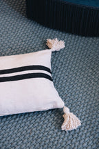 En coton brut tissé et confectionné à la main sur un métier traditionnel marocain, la housse IGRIZ séduit par son élégance épurée.
Ses rayures noires sur fond écru apportent une touche authentique et intemporelle à votre décoration.