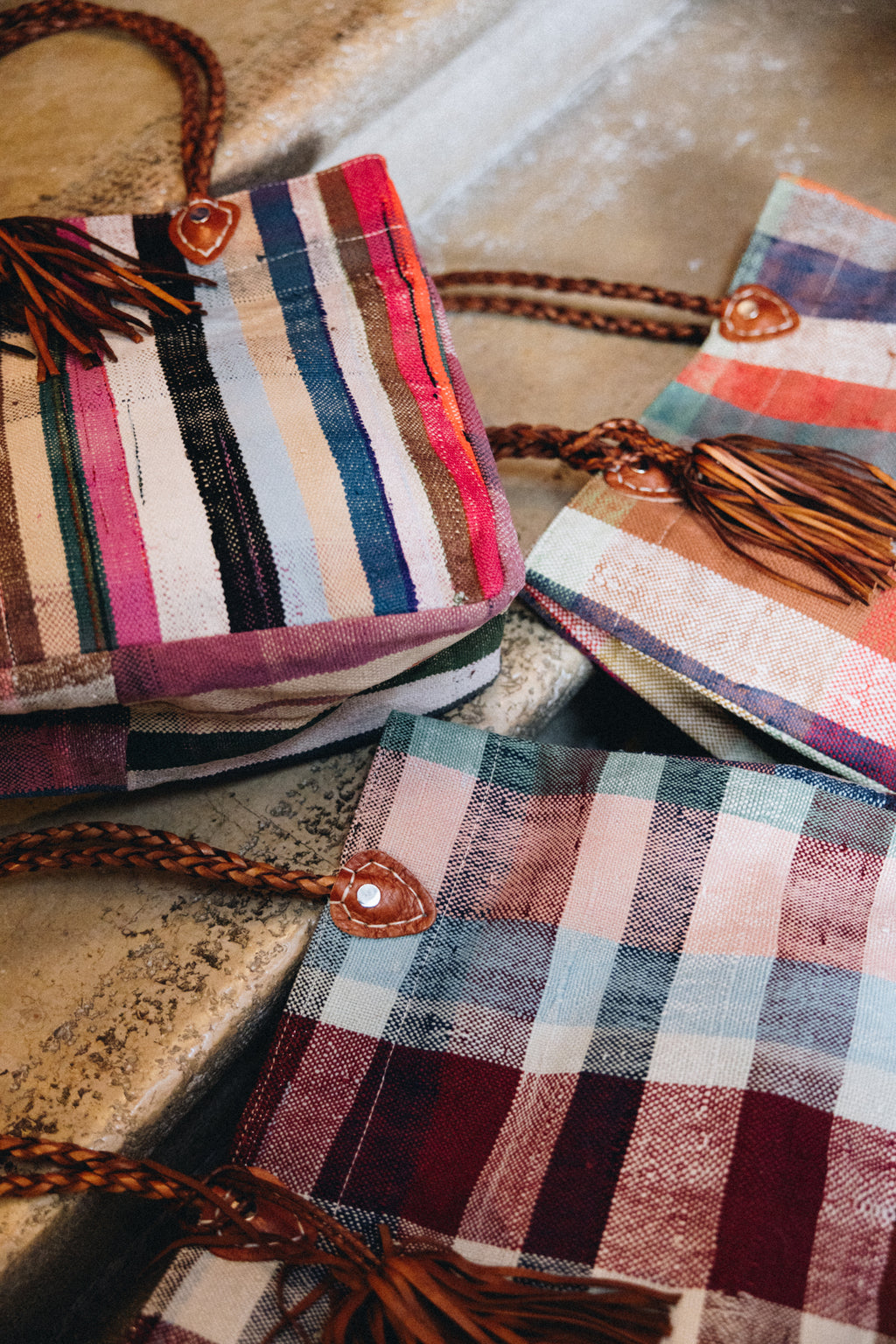 Né de la rencontre entre artisanat traditionnel marocain et design contemporain, le sac Aki est confectionné à partir d’anciennes couvertures Haïk, soigneusement chinées et transformées en pièces uniques.
Chaque sac se distingue par ses motifs, rayures et nuances, rendant chaque modèle absolument singulier.