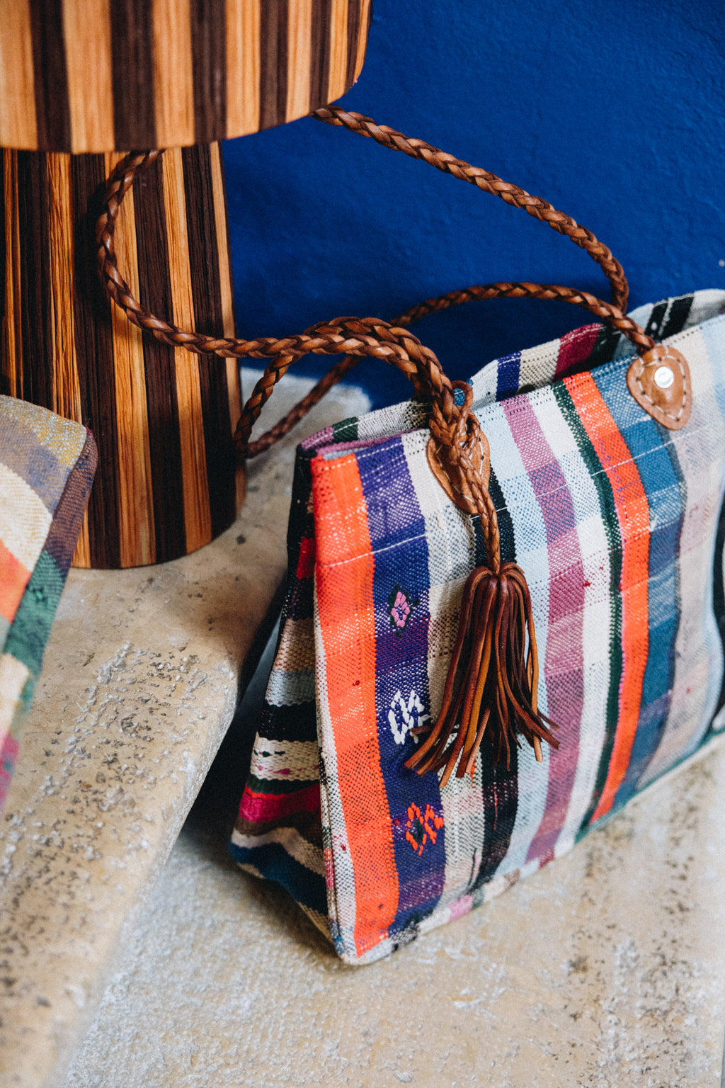 Né de la rencontre entre artisanat traditionnel marocain et design contemporain, le sac Aki est confectionné à partir d’anciennes couvertures Haïk, soigneusement chinées et transformées en pièces uniques.