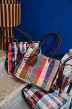 Né de la rencontre entre artisanat traditionnel marocain et design contemporain, le sac Aki est confectionné à partir d’anciennes couvertures Haïk, soigneusement chinées et transformées en pièces uniques.
Chaque sac se distingue par ses motifs, rayures et nuances, rendant chaque modèle absolument singulier.