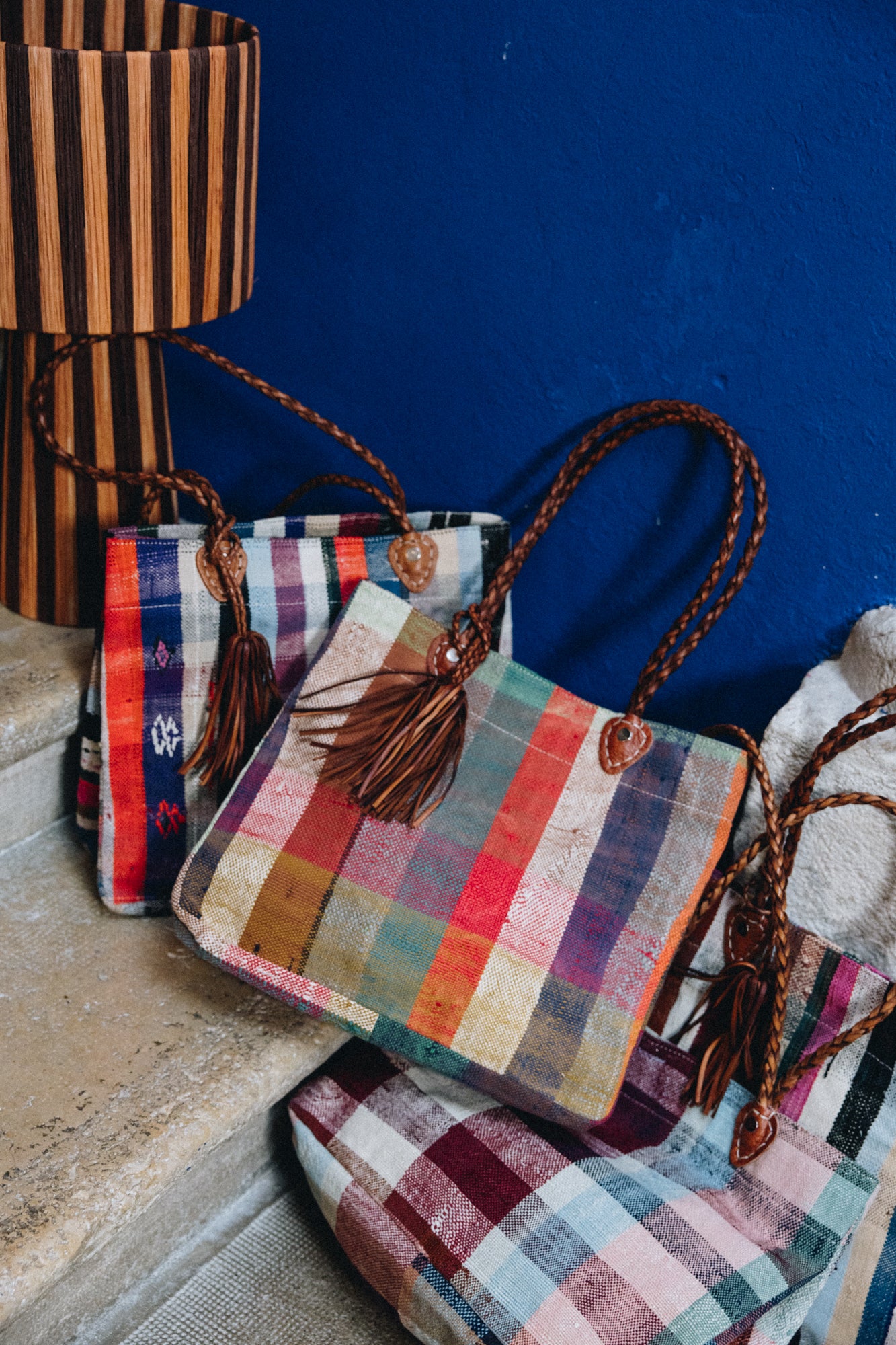 Né de la rencontre entre artisanat traditionnel marocain et design contemporain, le sac Aki est confectionné à partir d’anciennes couvertures Haïk, soigneusement chinées et transformées en pièces uniques.
Chaque sac se distingue par ses motifs, rayures et nuances, rendant chaque modèle absolument singulier.