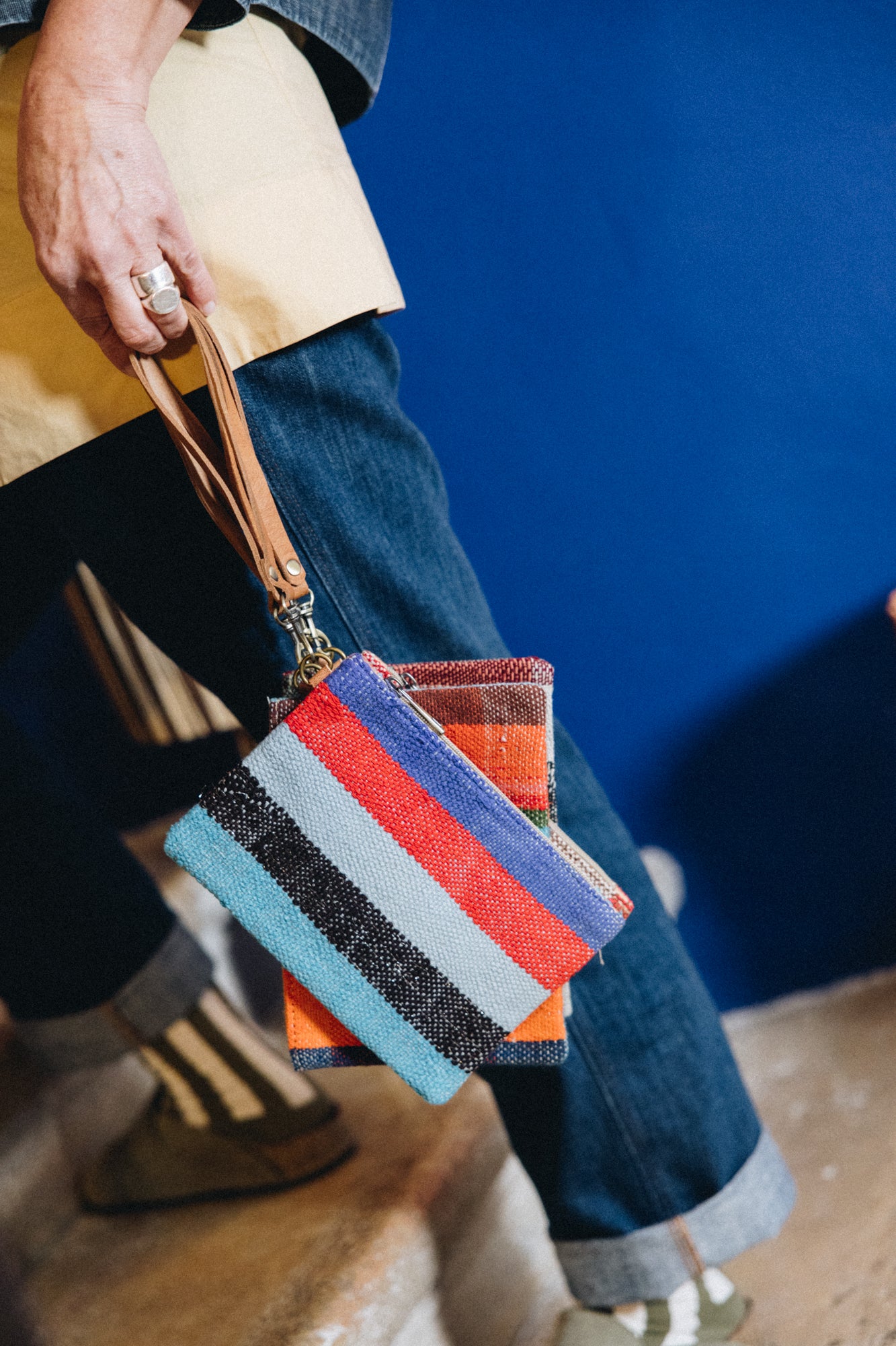 Les pochettes POKI sont confectionnées à partir de tissus Haïk marocains chinés, colorés et tous différents. Chaque modèle est une pièce unique, reflet d’un savoir-faire artisanal authentique.