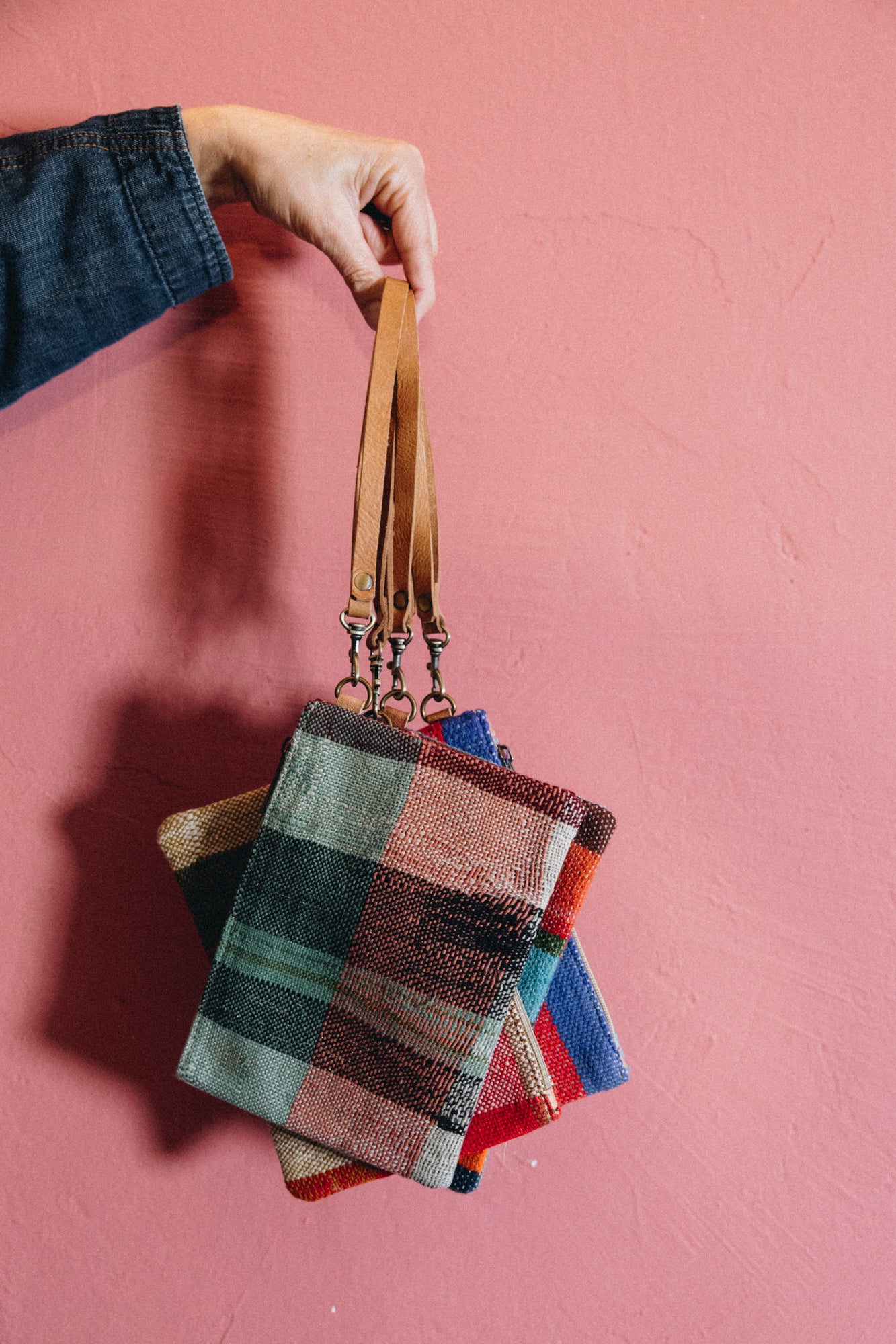 Les pochettes POKI sont confectionnées à partir de tissus Haïk marocains chinés, colorés et tous différents. Chaque modèle est une pièce unique, reflet d’un savoir-faire artisanal authentique.