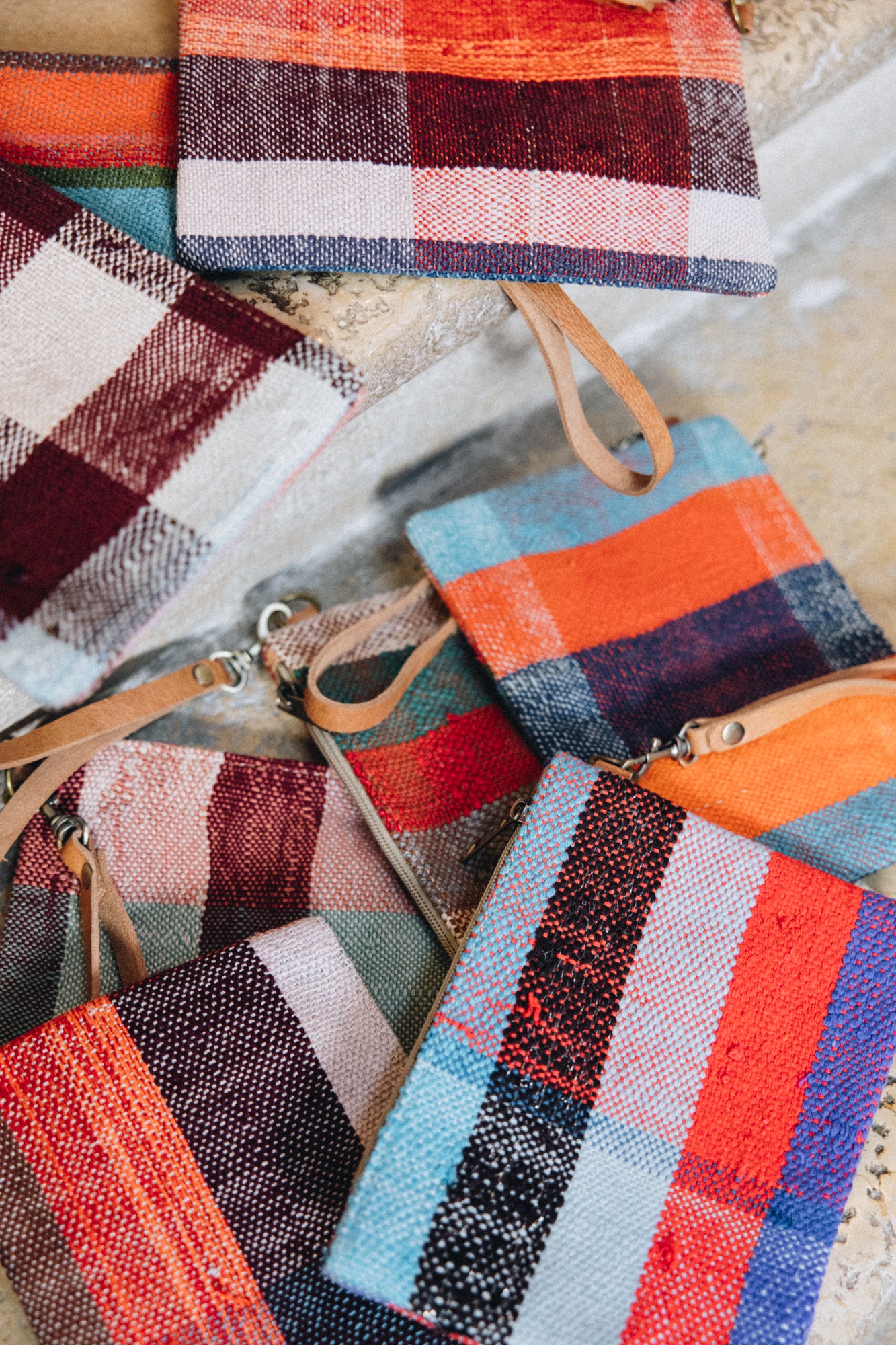 Les pochettes POKI sont confectionnées à partir de tissus Haïk marocains chinés, colorés et tous différents. Chaque modèle est une pièce unique, reflet d’un savoir-faire artisanal authentique.