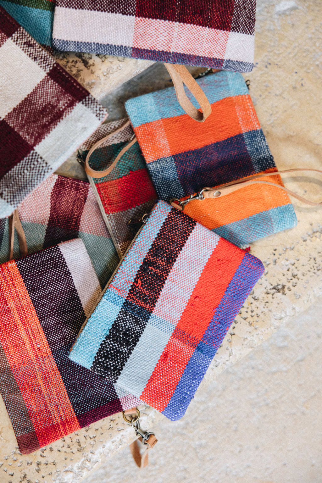 Les pochettes POKI sont confectionnées à partir de tissus Haïk marocains chinés, colorés et tous différents. Chaque modèle est une pièce unique, reflet d’un savoir-faire artisanal authentique.