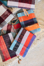 Les pochettes POKI sont confectionnées à partir de tissus Haïk marocains chinés, colorés et tous différents. Chaque modèle est une pièce unique, reflet d’un savoir-faire artisanal authentique.