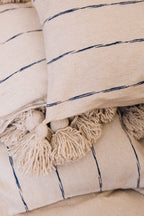 Housse de coussin INDI, écru fines rayures indigo