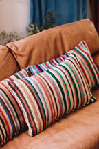 Confectionnée à partir d’anciennes couvertures marocaines Haïk soigneusement chinées, la housse de coussin LITA1 est une pièce unique au charme authentique.