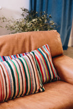 Confectionnée à partir d’anciennes couvertures marocaines Haïk soigneusement chinées, la housse de coussin LITA1 est une pièce unique au charme authentique.