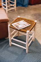 Alliant authenticité et design contemporain, le tabouret TAMAC est une pièce artisanale unique qui sublime les intérieurs naturels et bohèmes.