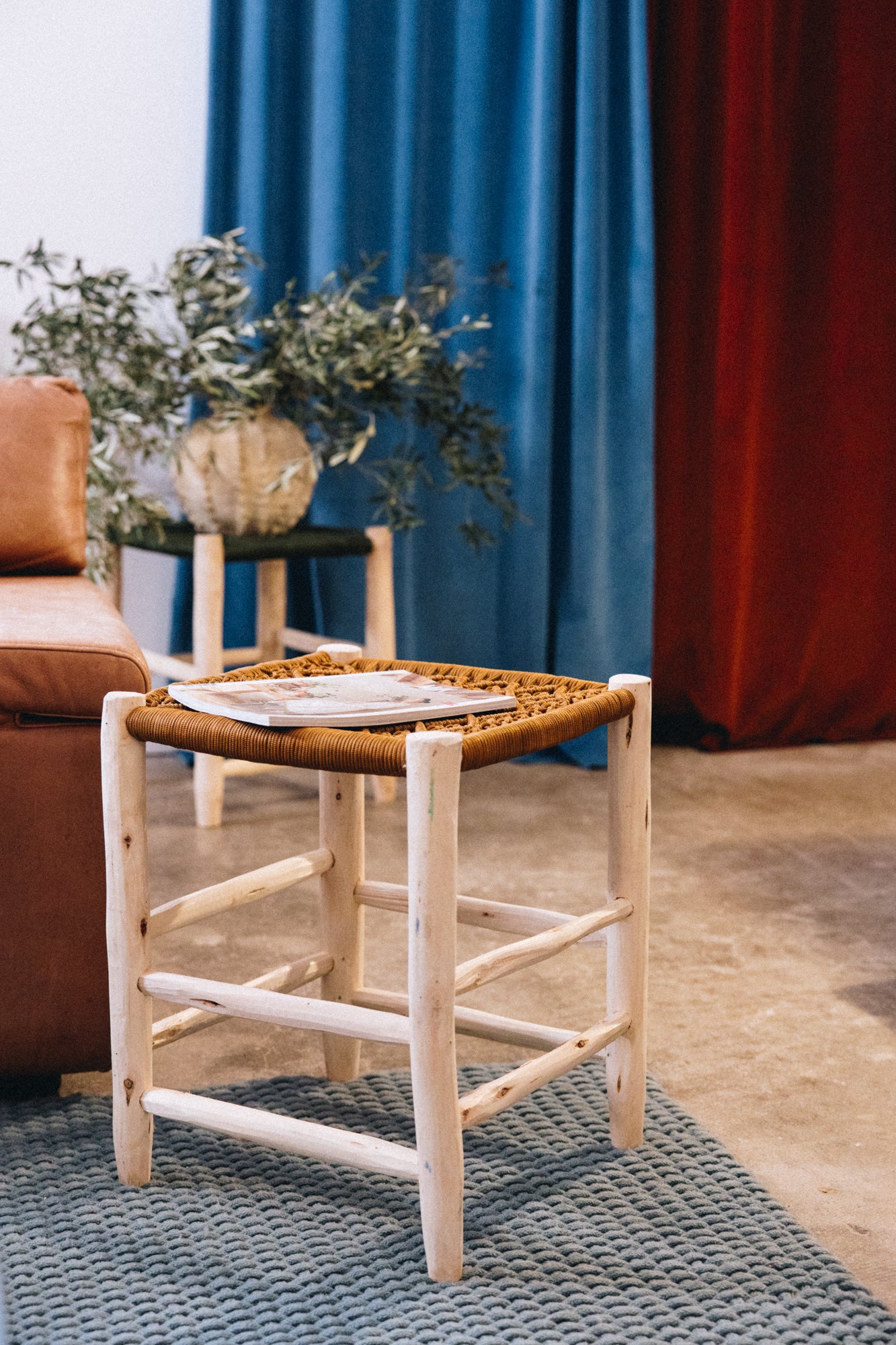 Tabouret TAMAC en fil tressé et bois brut