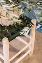 Alliant authenticité et design contemporain, le tabouret TAMARET est une pièce artisanale unique qui sublime les intérieurs naturels et bohèmes.
Son assise en fil de nylon tressé à la main s’accorde parfaitement avec la structure en bois brut, offrant une alliance subtile entre confort, légèreté et élégance brute.