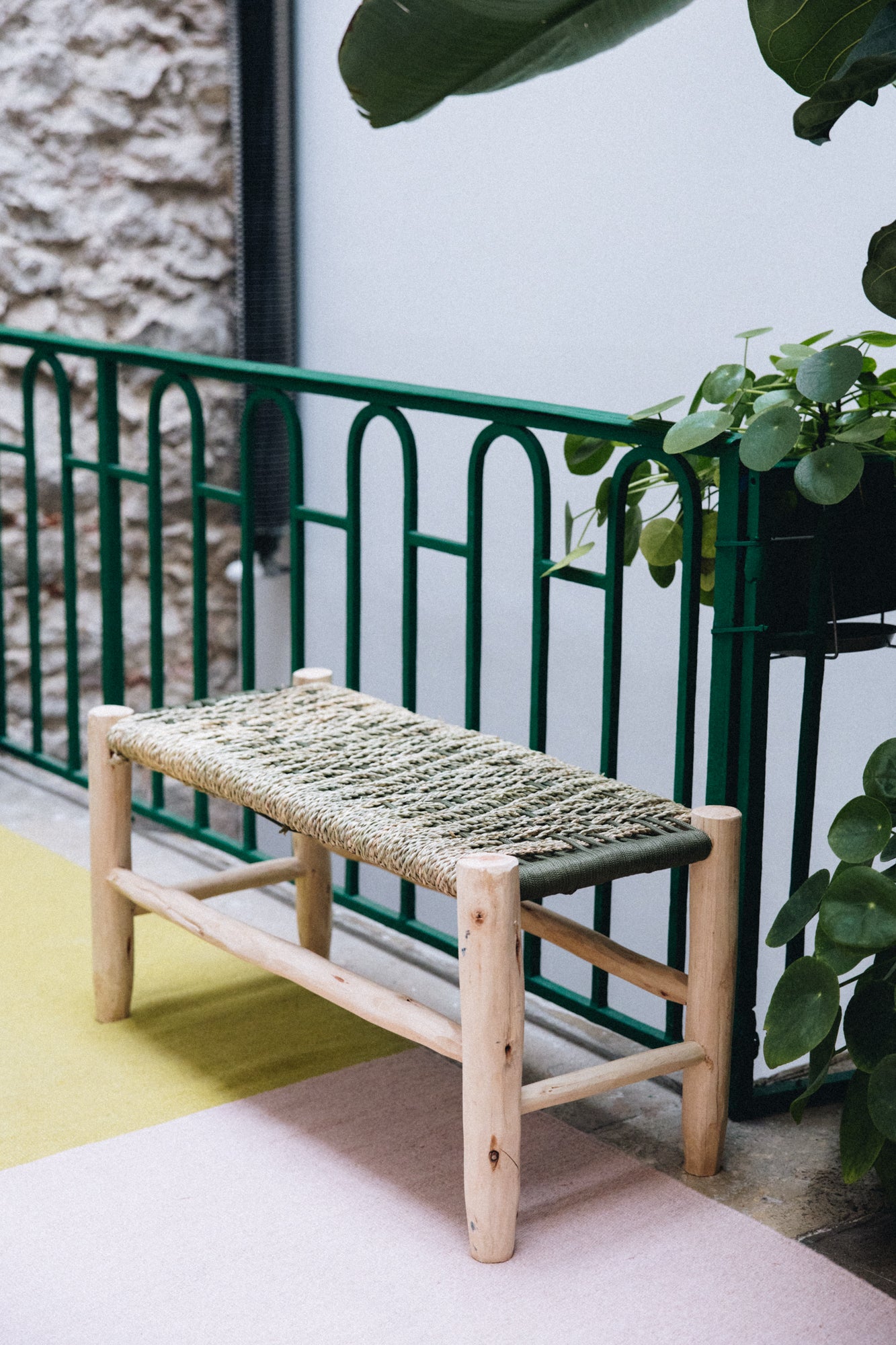 Le banc AMUR incarne l’élégance naturelle et l’artisanat authentique.
Son assise en doum tressé à la main forme un motif zigzag raffiné dans des tons ficelle et kaki, apportant chaleur et texture à votre intérieur.
Associé à une structure en bois brut, il allie solidité, confort et esthétique artisanale.