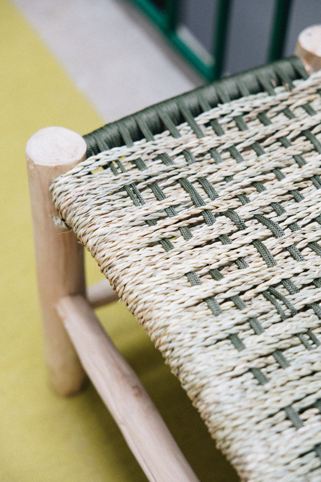 Le banc AMUR incarne l’élégance naturelle et l’artisanat authentique.
Son assise en doum tressé à la main forme un motif zigzag raffiné dans des tons ficelle et kaki, apportant chaleur et texture à votre intérieur.
Associé à une structure en bois brut, il allie solidité, confort et esthétique artisanale.