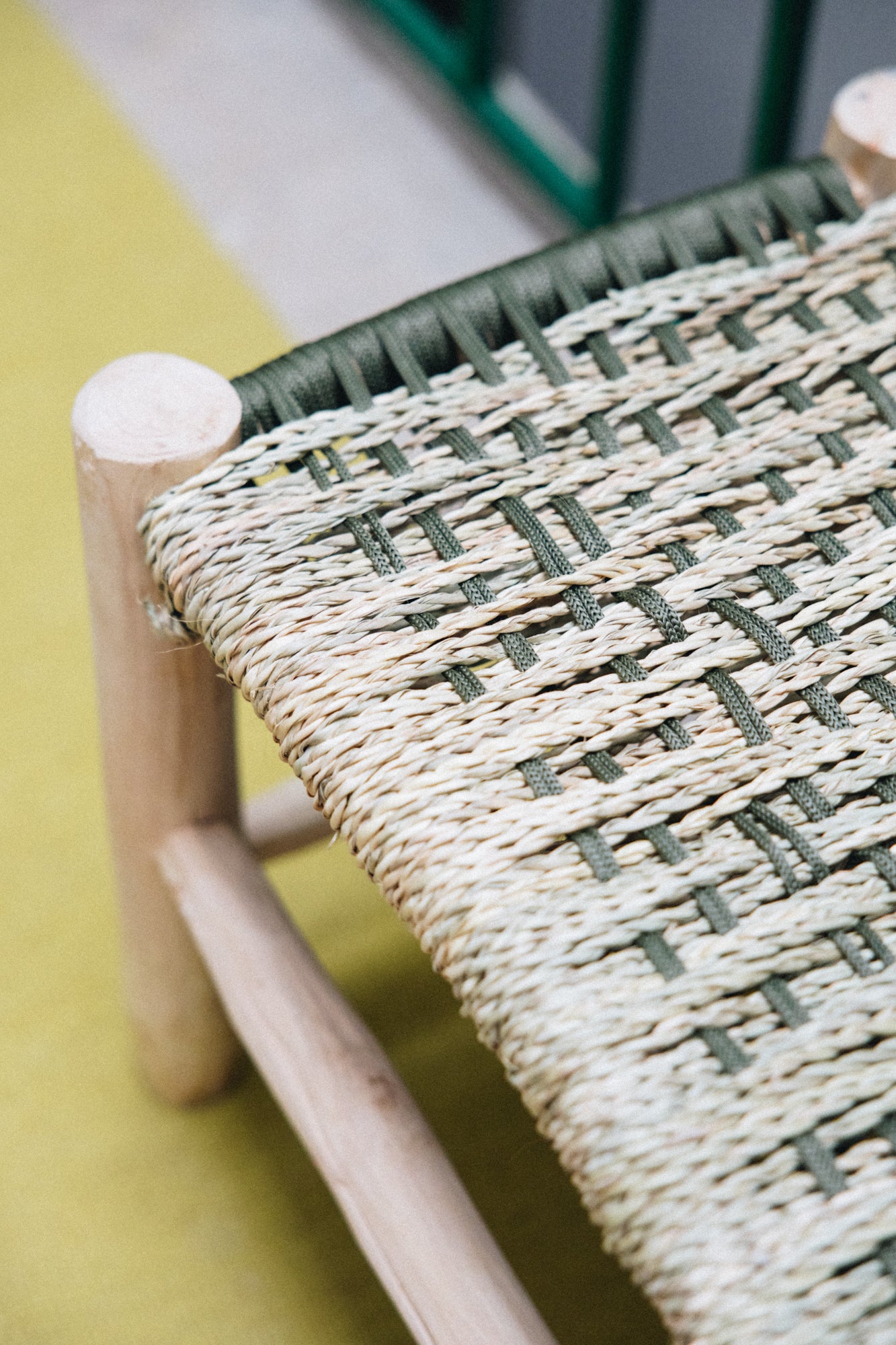 Le banc AMUR incarne l’élégance naturelle et l’artisanat authentique.
Son assise en doum tressé à la main forme un motif zigzag raffiné dans des tons ficelle et kaki, apportant chaleur et texture à votre intérieur.
Associé à une structure en bois brut, il allie solidité, confort et esthétique artisanale.