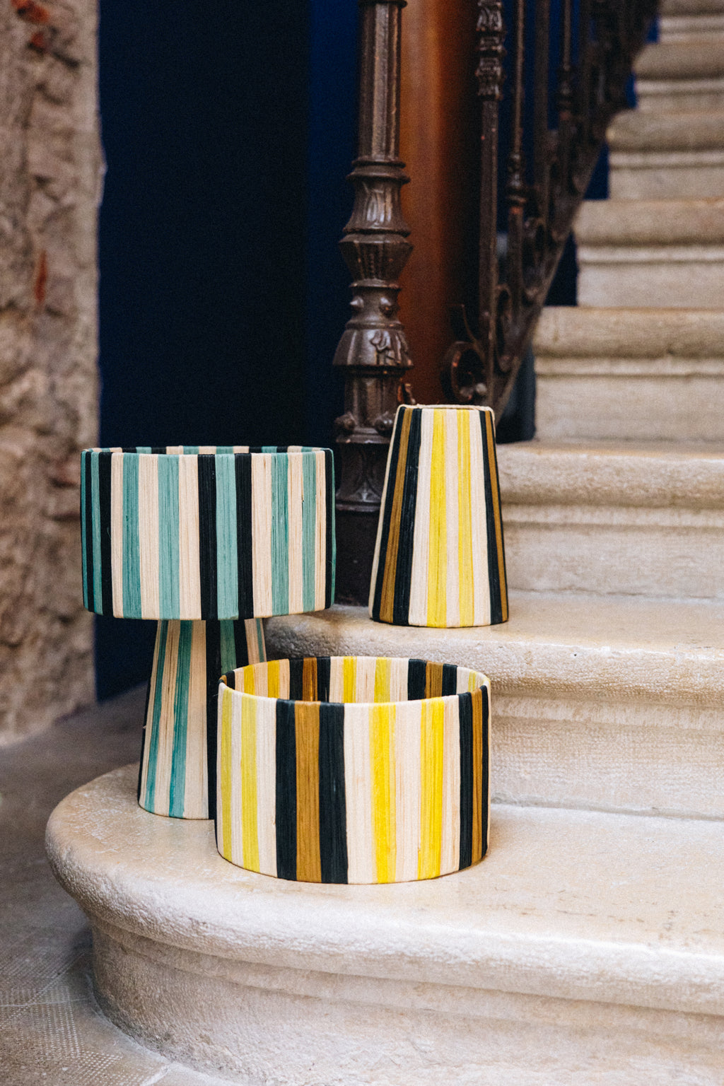 Apportez une touche de caractère et de douceur à votre intérieur avec la lampe AZGA, une pièce artisanale au design épuré et aux harmonies de couleurs naturelles.
Tissée à la main, en raphia, chaque lampe révèle un jeu de rayures exclusif, signature du savoir-faire artisanal ZliZ.