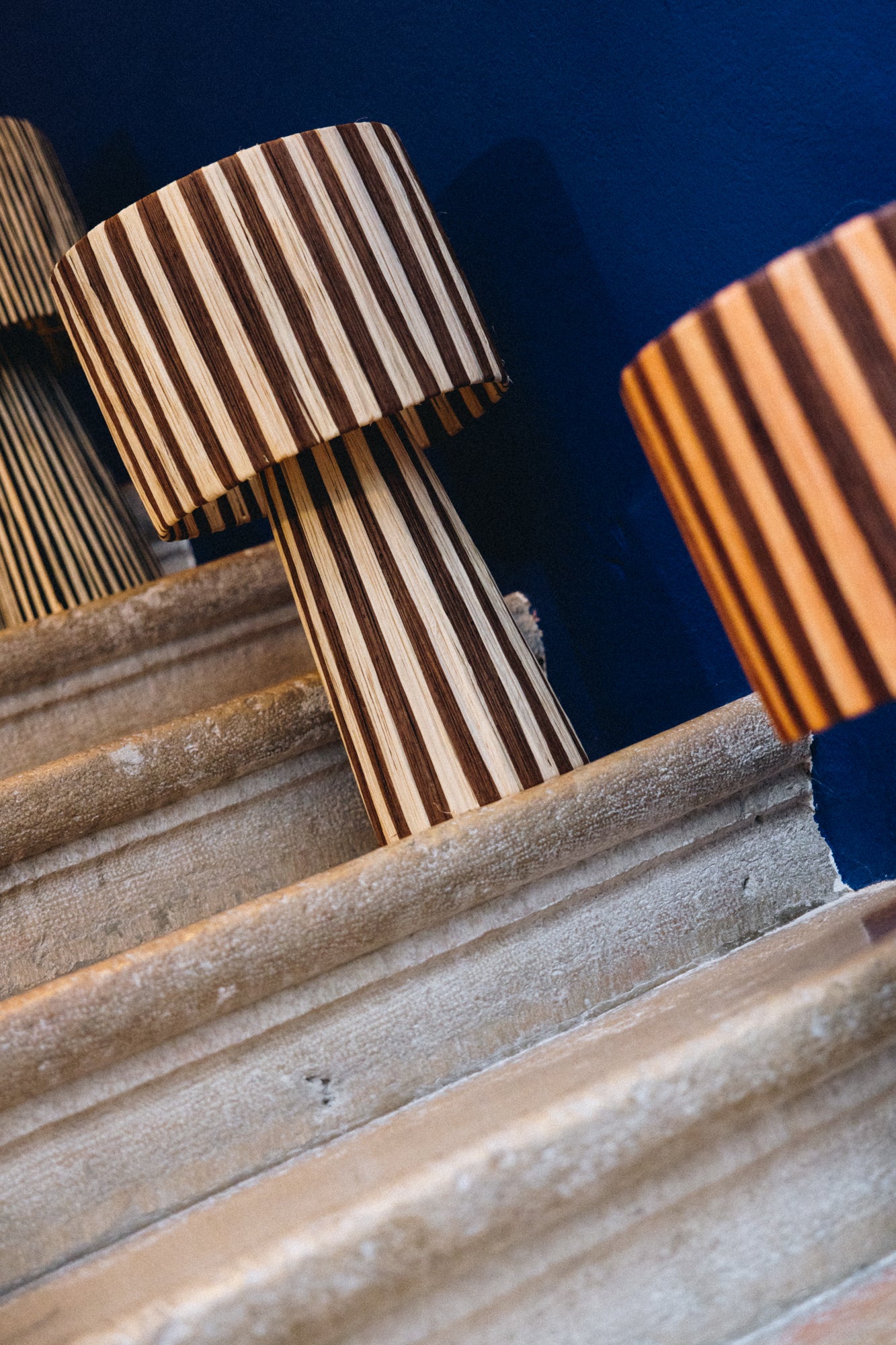 La lampe AMA associe avec élégance les tons cacao et naturel du raphia tissé à la main. Son jeu de nuances terreuses crée une lumière chaleureuse et apaisante, idéale pour une chambre, un salon ou un coin lecture.

Son design sobre et raffiné met en valeur la matière naturelle et le savoir-faire artisanal, faisant d’AMA une pièce intemporelle au charme discret.