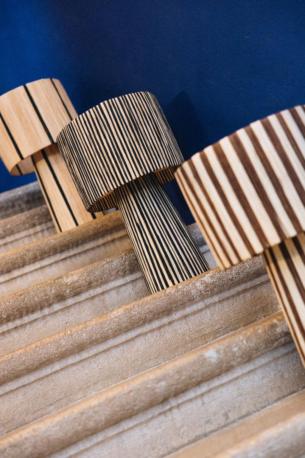 La lampe ILLA séduit par son design épuré et son raffinement artisanal.
Tissée à la main en raphia majoritairement noire, soulignée d’un léger filet de raphia naturel, elle diffuse une lumière douce et enveloppante, parfaite pour créer une atmosphère chic et apaisante.

Idéale sur une table d’appoint, une console ou en lampe de chevet, ILLA apporte une touche contemporaine et authentique à tout type d’intérieur.