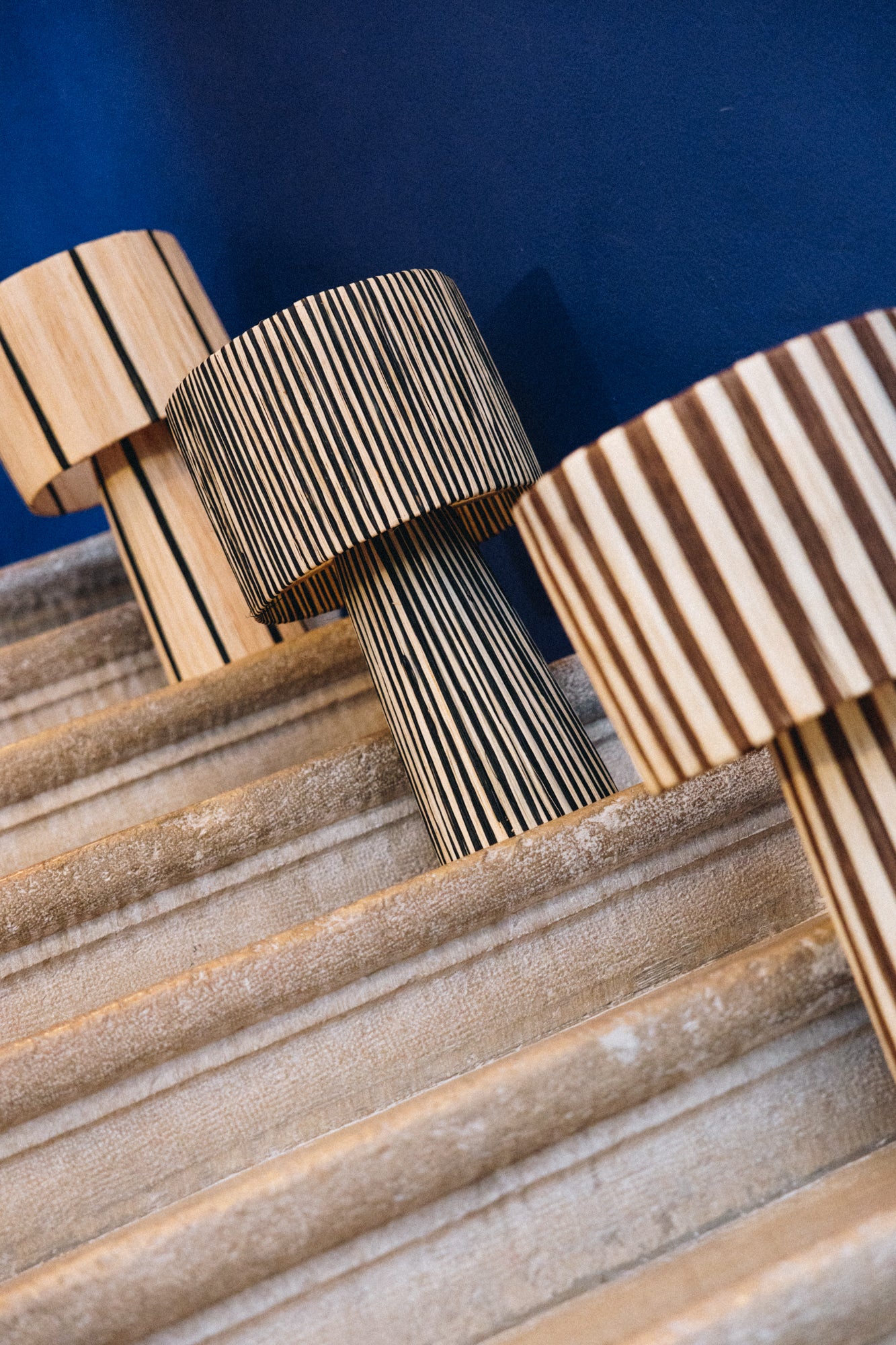 La lampe ILLA séduit par son design épuré et son raffinement artisanal.
Tissée à la main en raphia majoritairement noire, soulignée d’un léger filet de raphia naturel, elle diffuse une lumière douce et enveloppante, parfaite pour créer une atmosphère chic et apaisante.

Idéale sur une table d’appoint, une console ou en lampe de chevet, ILLA apporte une touche contemporaine et authentique à tout type d’intérieur.