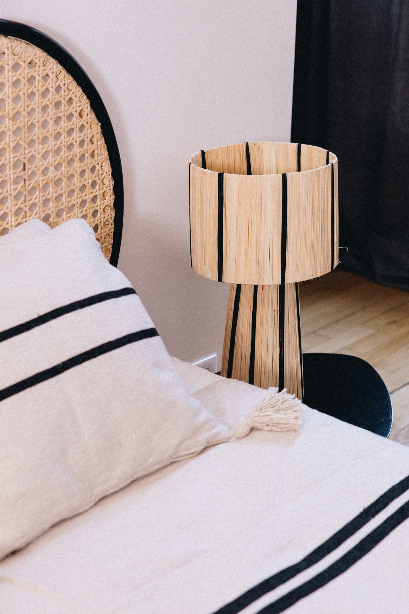 Tissé et confectionné à la main en coton brut sur un métier traditionnel marocain, le plaid ALMA apporte caractère et authenticité à votre intérieur.

Son élégance réside dans ses jeux de rayures noires sur fond écru, intemporels et raffinés.
Ses finitions soignées, rehaussées de pompons en font une pièce chaleureuse et unique.