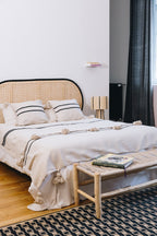 Le banc OXI allie élégance naturelle et savoir-faire artisanal.
Entièrement réalisé à la main, il associe une structure en bois brut à un tressage en fil de nylon, pour un rendu à la fois robuste, léger et plein de caractère.

Tissage apportant sa propre texture et personnalité.