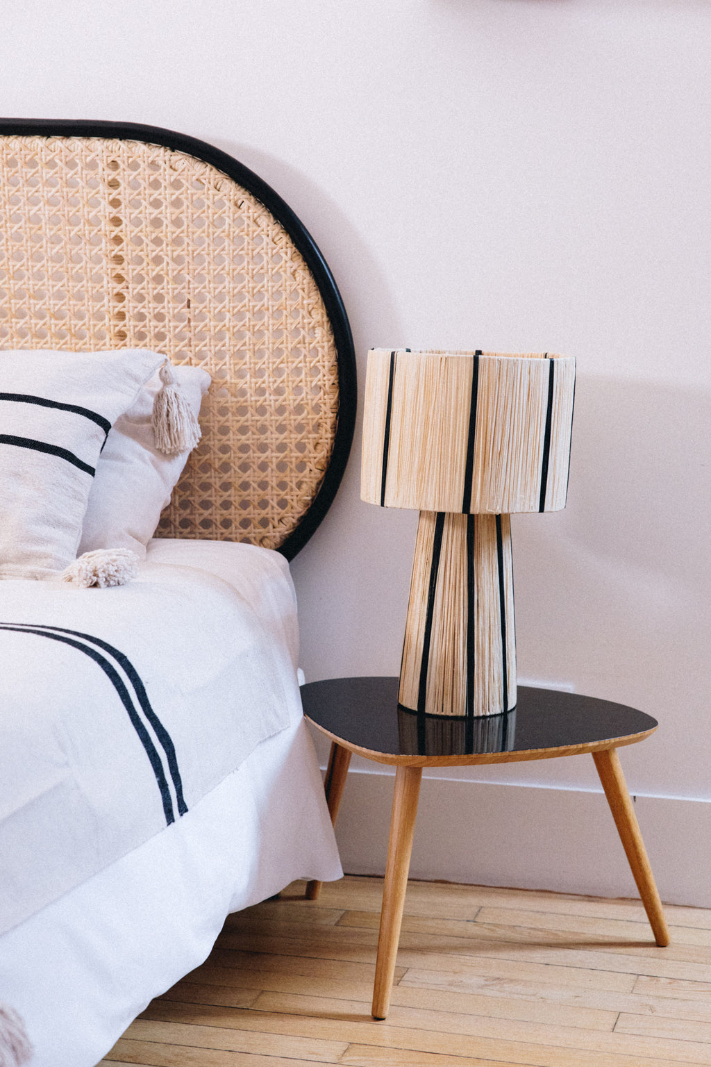 La lampe MALU incarne la simplicité raffinée et l’élégance naturelle.
Tissée à la main en raphia majoritairement naturel, rehaussée d’un fin filet noir, elle diffuse une lumière douce et chaleureuse, parfaite pour créer une ambiance cosy et apaisante.

Idéale en lampe de chevet, sur un buffet ou une console, MALU s’intègre harmonieusement dans tout intérieur bohème, contemporain ou ethnique chic.