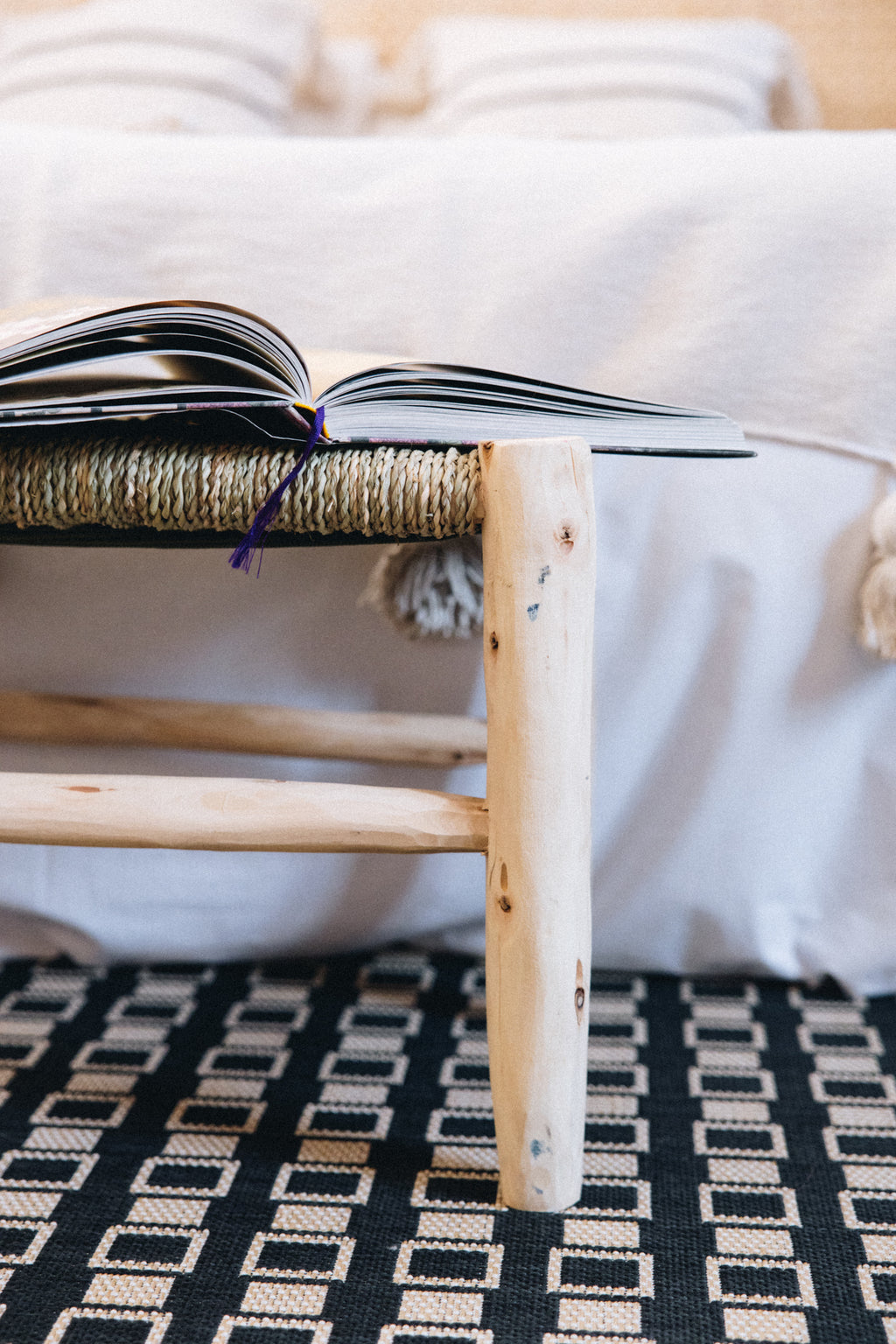 Le banc AMUR incarne l’élégance naturelle et l’artisanat authentique.
Son assise en doum tressé à la main forme un motif zigzag raffiné dans des tons ficelle et kaki, apportant chaleur et texture à votre intérieur.
Associé à une structure en bois brut, il allie solidité, confort et esthétique artisanale.