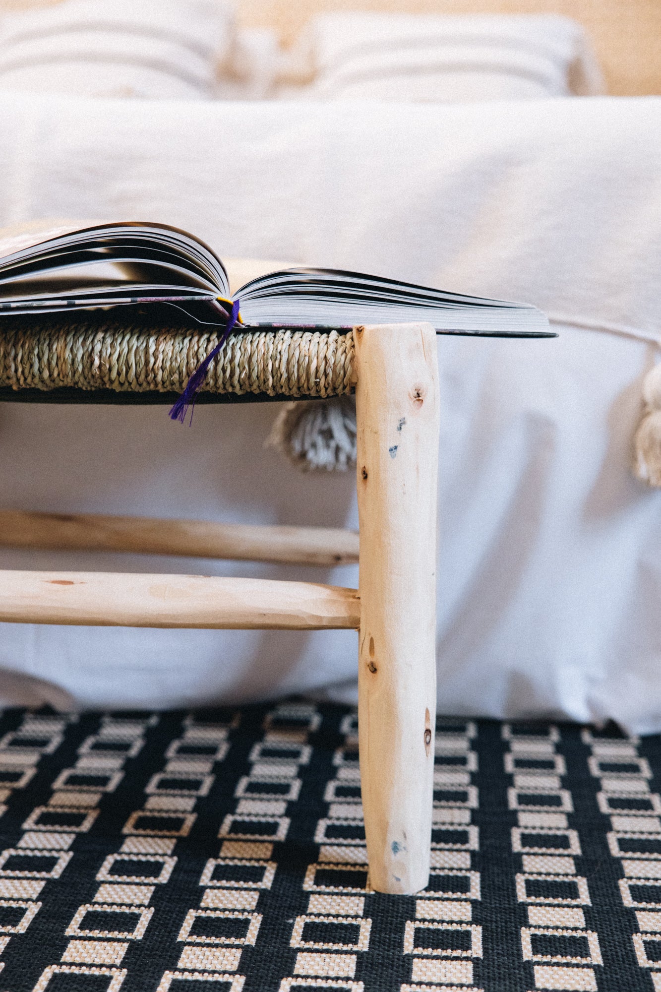 Le banc AMUR incarne l’élégance naturelle et l’artisanat authentique.
Son assise en doum tressé à la main forme un motif zigzag raffiné dans des tons ficelle et kaki, apportant chaleur et texture à votre intérieur.
Associé à une structure en bois brut, il allie solidité, confort et esthétique artisanale.