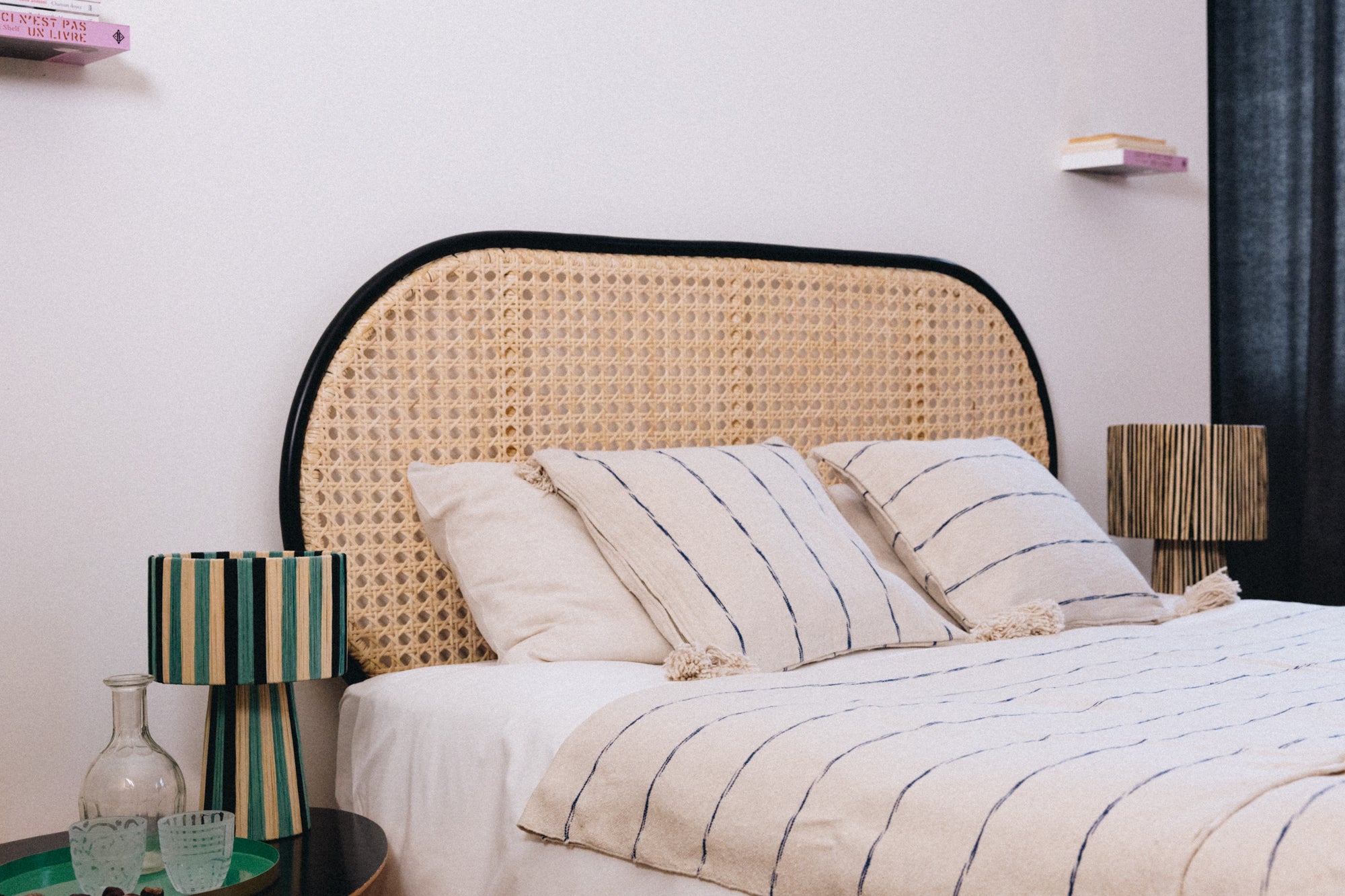 Tissé et confectionné à la main en coton brut sur un métier traditionnel marocain, le plaid INDIRA apporte caractère et authenticité à votre intérieur.

Son élégance réside dans ses rayures indigo sur fond écru, intemporels et raffinés.
Ses finitions soignées, rehaussées de pompons, en font une pièce chaleureuse et unique.