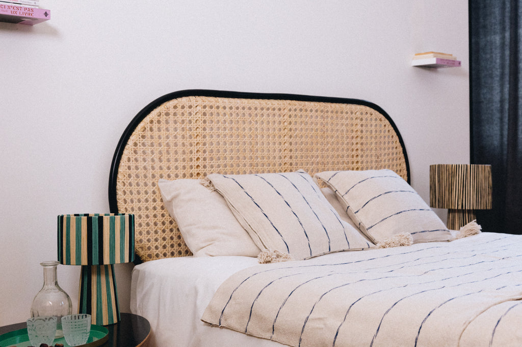 En coton brut tissé et confectionné à la main sur un métier traditionnel marocain, la housse INDI séduit par son élégance épurée.
Ses fines rayures indigo sur fond écru apportent une touche authentique et intemporelle à votre décoration.