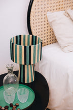 Apportez une touche de caractère et de douceur à votre intérieur avec la lampe AZGA, une pièce artisanale au design épuré et aux harmonies de couleurs naturelles.
Tissée à la main, en raphia, chaque lampe révèle un jeu de rayures exclusif, signature du savoir-faire artisanal ZliZ.