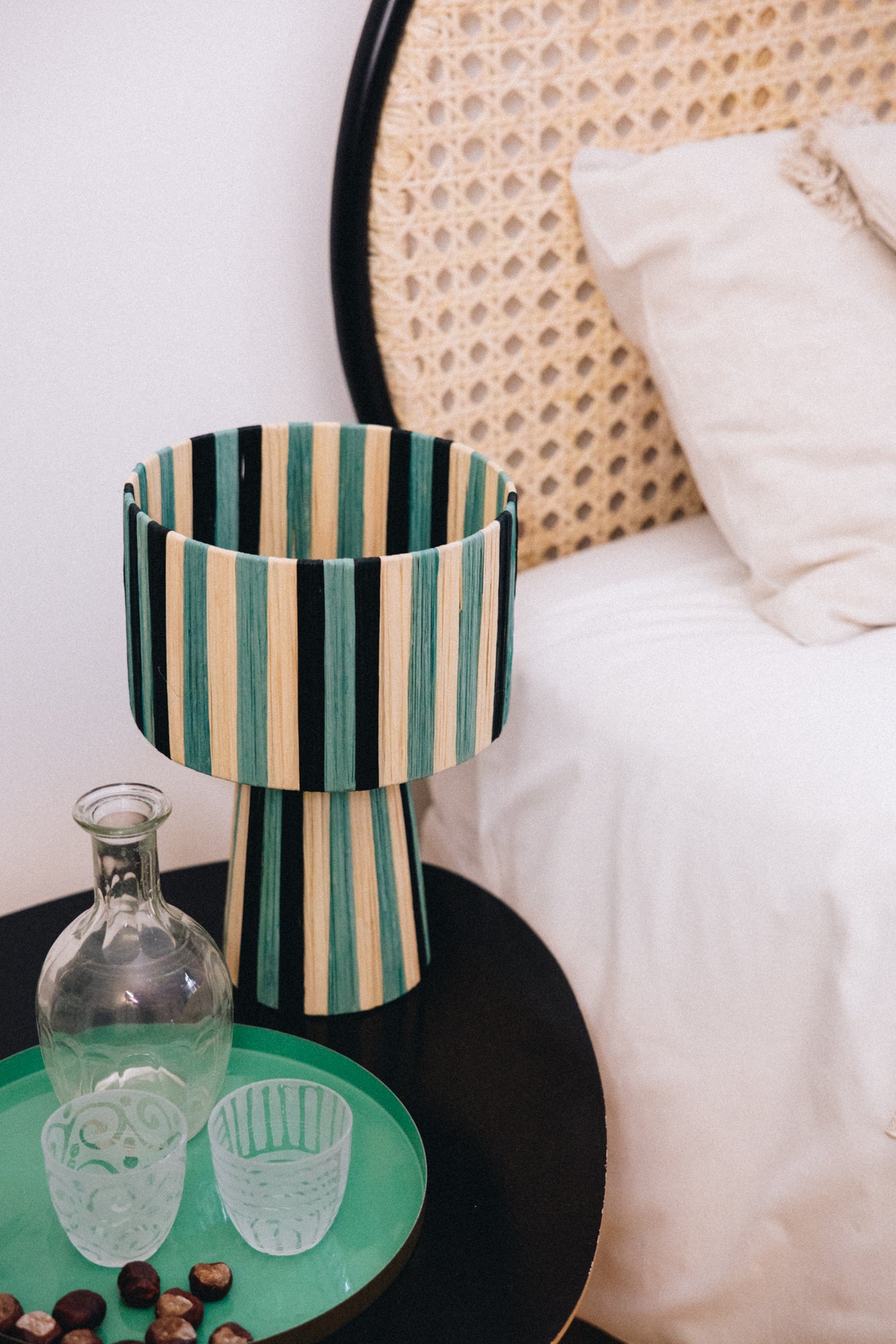 Apportez une touche de caractère et de douceur à votre intérieur avec la lampe AZGA, une pièce artisanale au design épuré et aux harmonies de couleurs naturelles.
Tissée à la main, en raphia, chaque lampe révèle un jeu de rayures exclusif, signature du savoir-faire artisanal ZliZ.