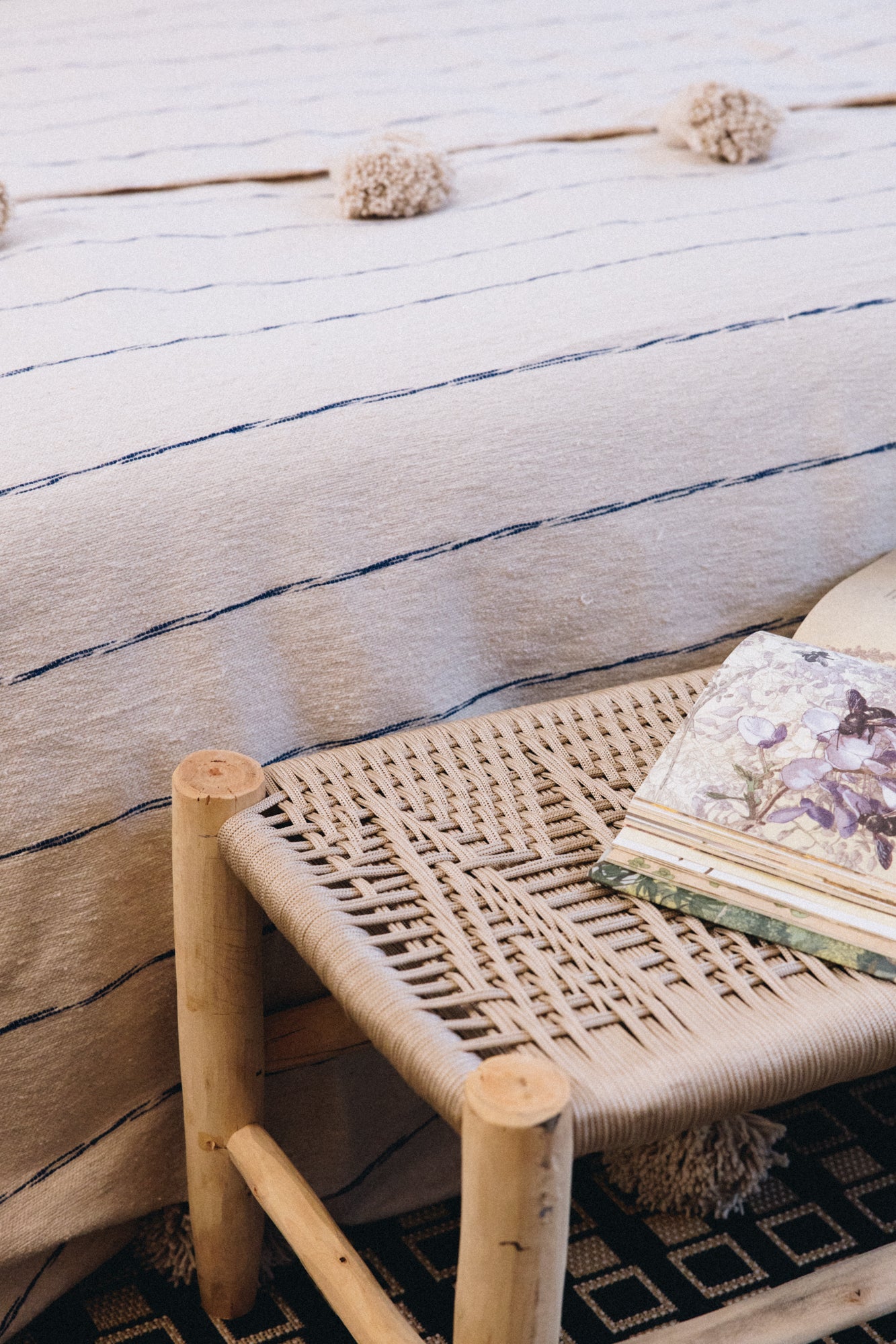 Le banc OXI allie élégance naturelle et savoir-faire artisanal.
Entièrement réalisé à la main, il associe une structure en bois brut à un tressage en fil de nylon, pour un rendu à la fois robuste, léger et plein de caractère.

Tissage apportant sa propre texture et personnalité.