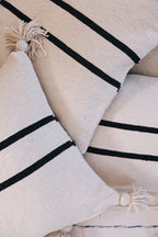 Housse de coussin ALMARE, fines rayures noires