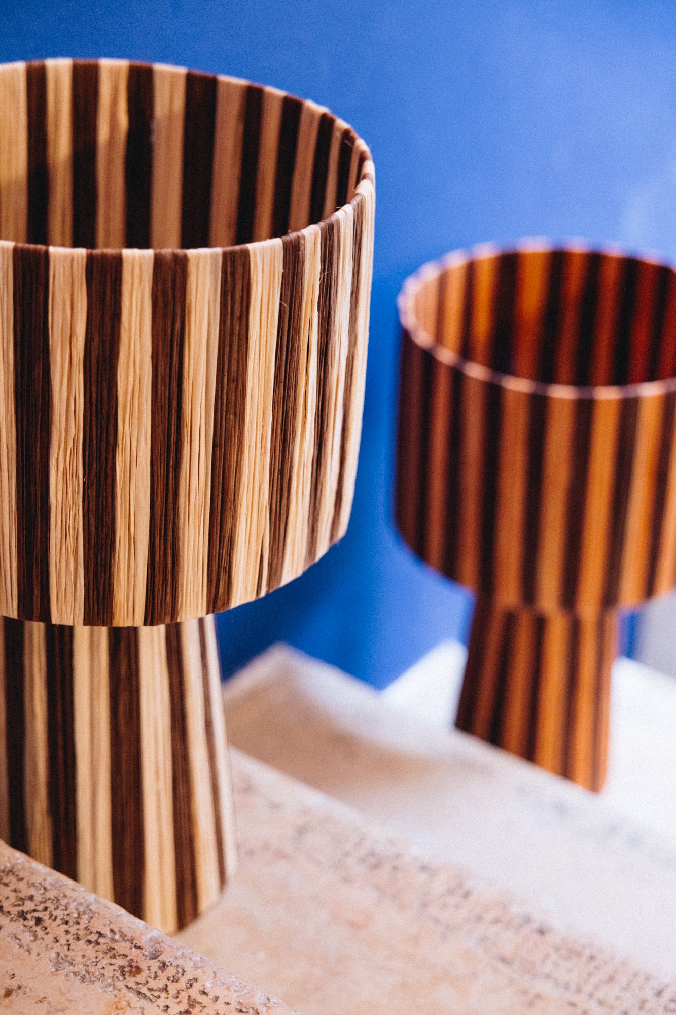 La lampe AMA associe avec élégance les tons cacao et naturel du raphia tissé à la main. Son jeu de nuances terreuses crée une lumière chaleureuse et apaisante, idéale pour une chambre, un salon ou un coin lecture.

Son design sobre et raffiné met en valeur la matière naturelle et le savoir-faire artisanal, faisant d’AMA une pièce intemporelle au charme discret.