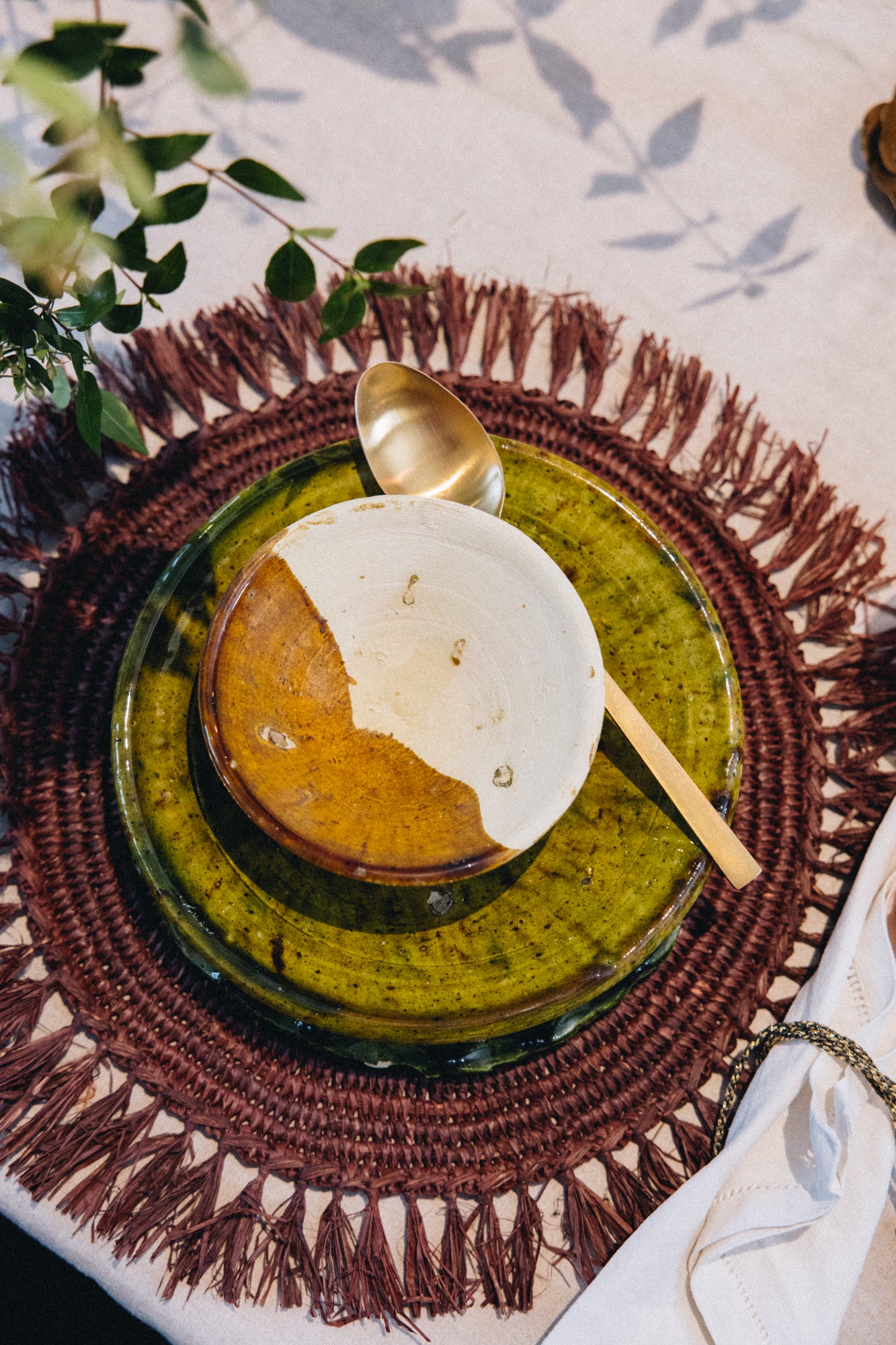 Sets de table AMAR en raphia tressé et finitions frangé