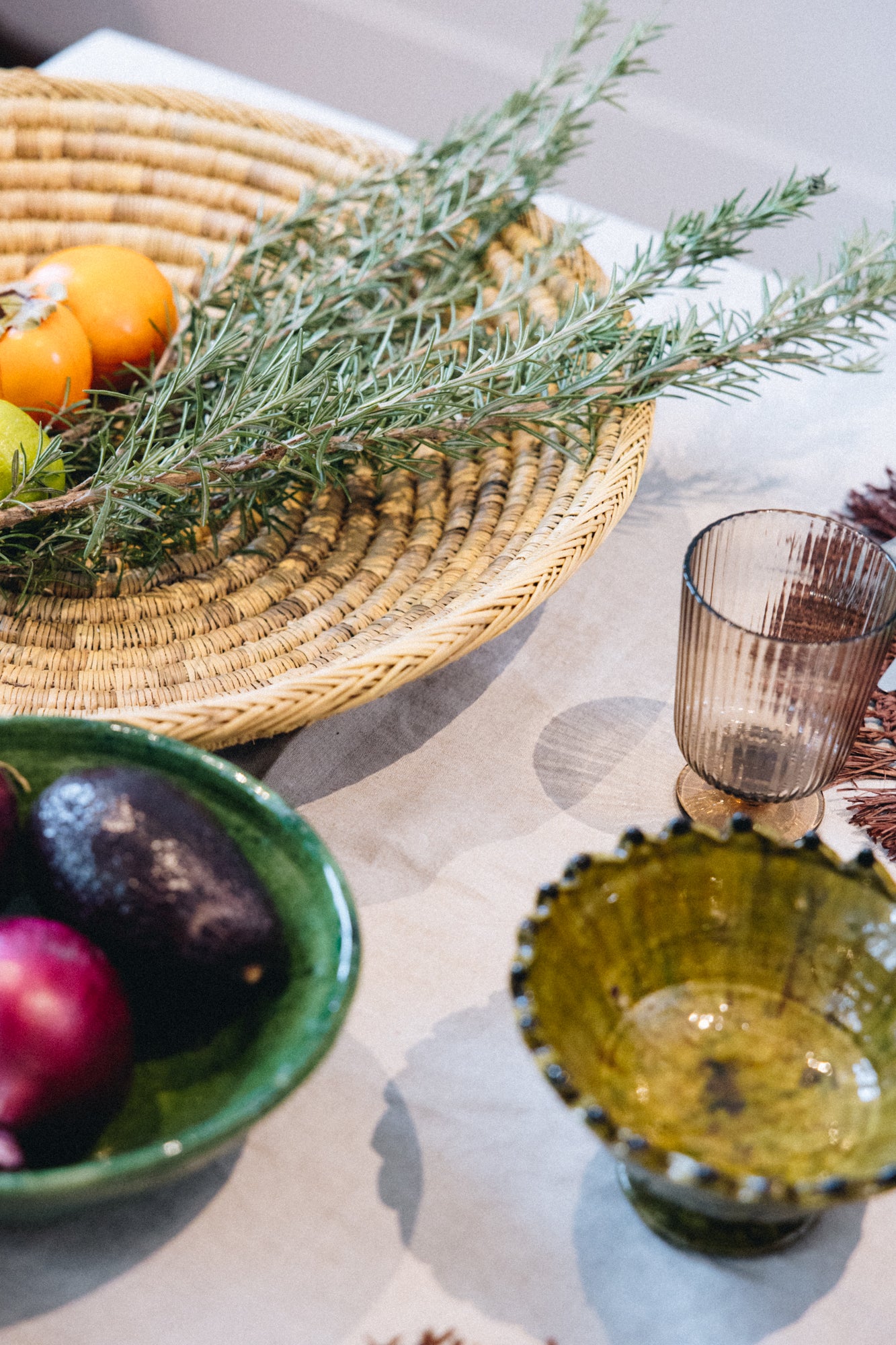 Le grand plateau BERBI incarne tout le charme de l’artisanat berbère. Réalisé à la main en fibres naturelles tressées, il se distingue par son diamètre généreux de 50 cm, idéal pour habiller une table, servir de corbeille à fruits, ou simplement en décoration murale.