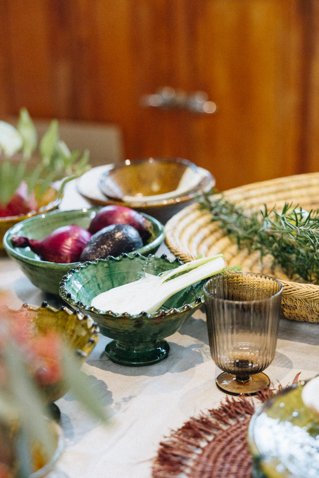 Le grand plateau BERBI incarne tout le charme de l’artisanat berbère. Réalisé à la main en fibres naturelles tressées, il se distingue par son diamètre généreux de 50 cm, idéal pour habiller une table, servir de corbeille à fruits, ou simplement en décoration murale.