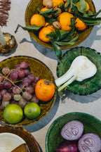 Façonné et émaillé à la main selon un savoir-faire traditionnel, le saladier TAMI révèle toute la richesse de la terre et les nuances propres à une cuisson artisanale.