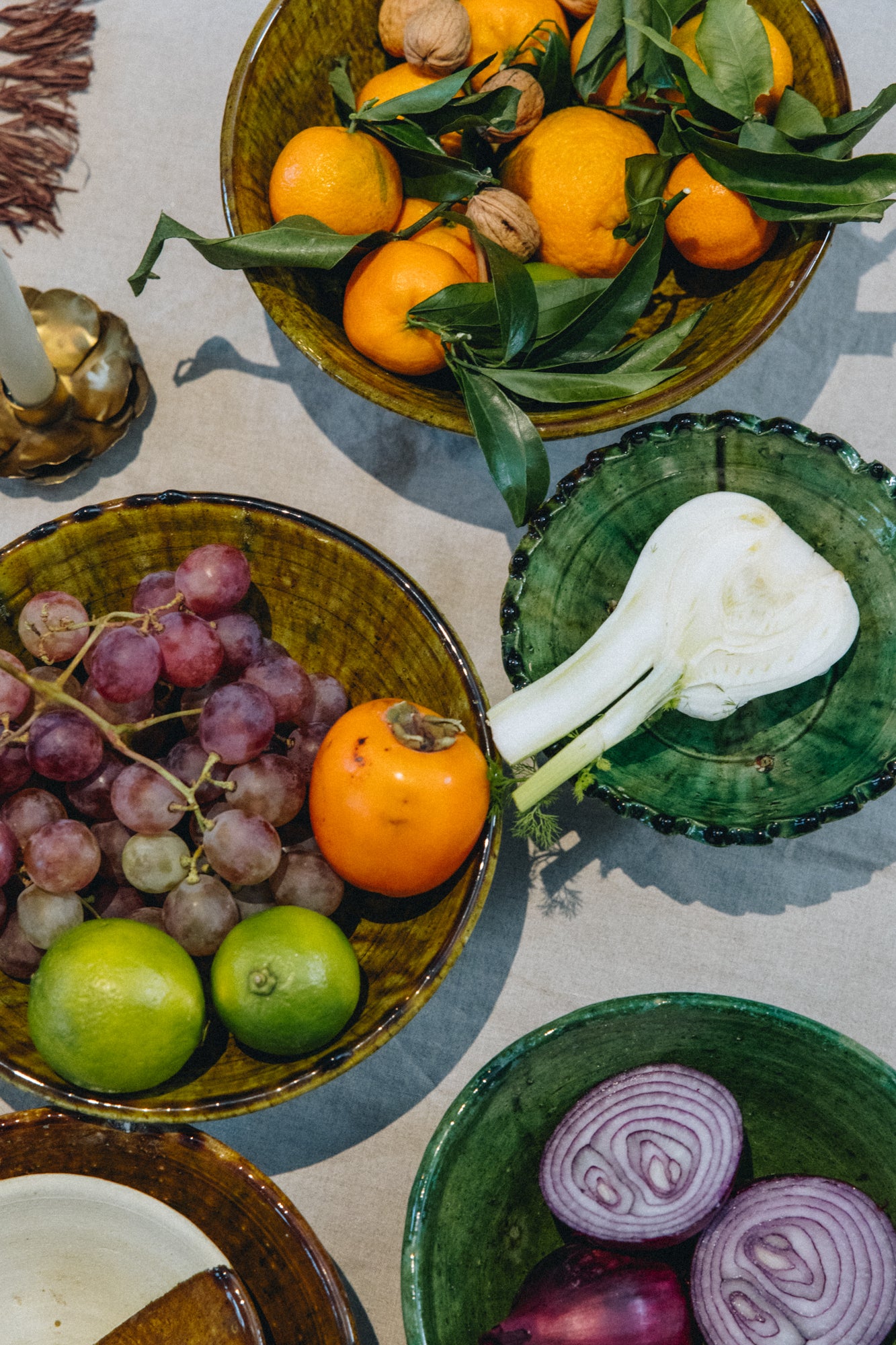 Façonné et émaillé à la main selon un savoir-faire traditionnel, le saladier TAMI révèle toute la richesse de la terre et les nuances propres à une cuisson artisanale.