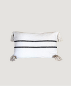 En coton brut tissé et confectionné à la main sur un métier traditionnel marocain, la housse ALMARE séduit par son élégance épurée.
Ses rayures noires sur fond écru apportent une touche authentique et intemporelle à votre décoration.