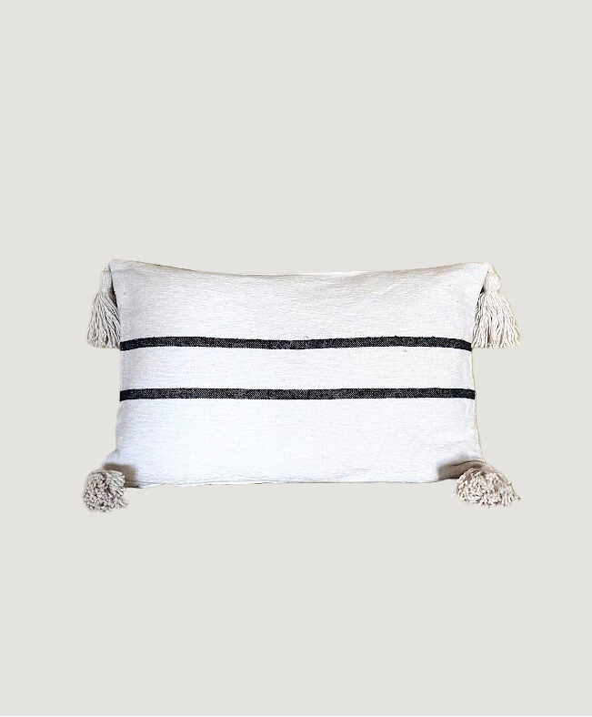 En coton brut tissé et confectionné à la main sur un métier traditionnel marocain, la housse ALMARE séduit par son élégance épurée.
Ses rayures noires sur fond écru apportent une touche authentique et intemporelle à votre décoration.