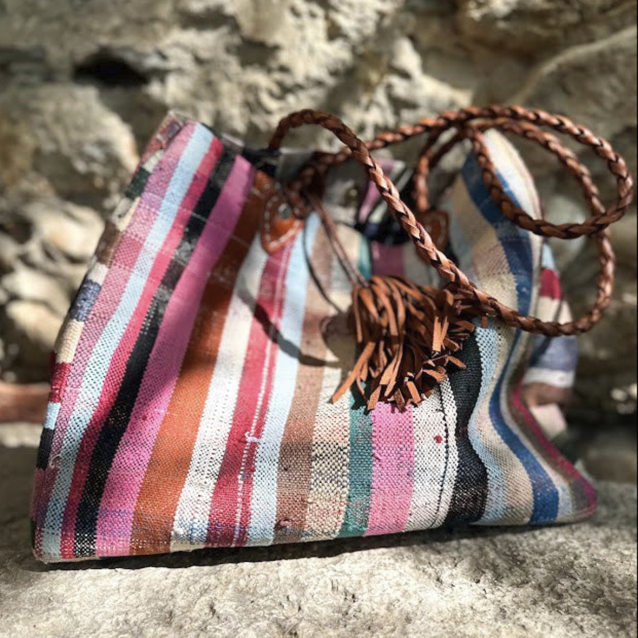 Né de la rencontre entre artisanat traditionnel marocain et design contemporain, le sac Aki est confectionné à partir d’anciennes couvertures Haïk, soigneusement chinées et transformées en pièces uniques.