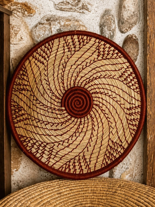 Grand plateau de décoration FLORA en fibres naturelles tressées, broderie laine terracotta en spirale, Ø 40 cm