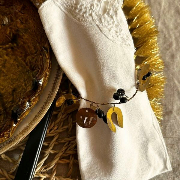 MIRTE, rond de serviette doré et perles noires