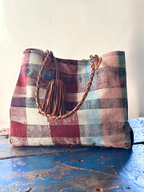 Né de la rencontre entre artisanat traditionnel marocain et design contemporain, le sac Aki est confectionné à partir d’anciennes couvertures Haïk, soigneusement chinées et transformées en pièces uniques.
Chaque sac se distingue par ses motifs, rayures et nuances, rendant chaque modèle absolument singulier.