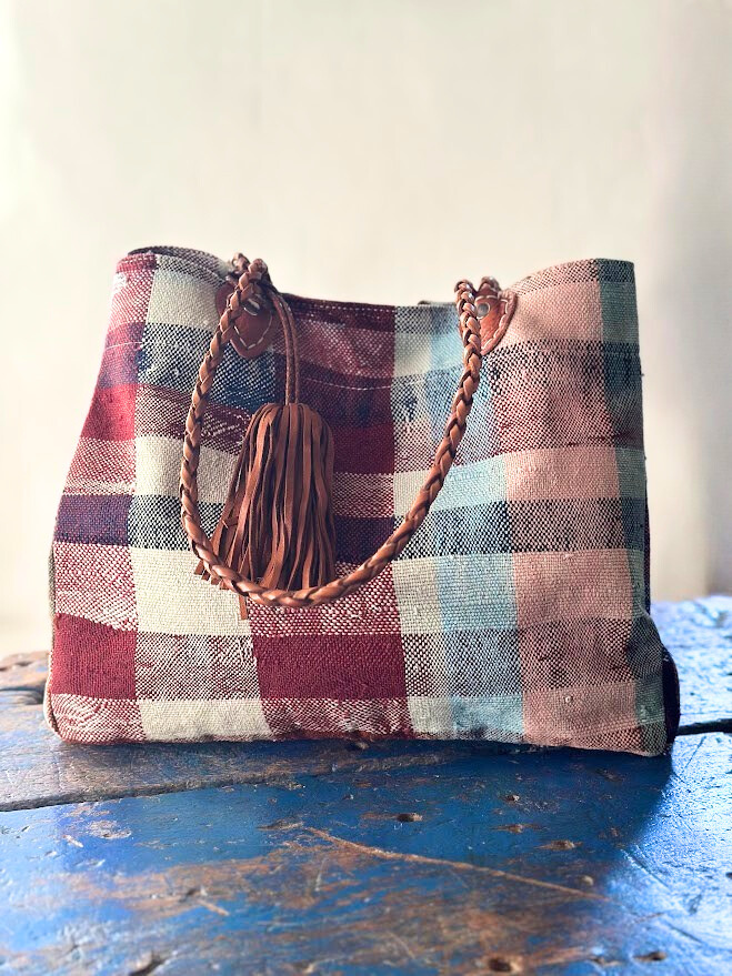 Né de la rencontre entre artisanat traditionnel marocain et design contemporain, le sac Aki est confectionné à partir d’anciennes couvertures Haïk, soigneusement chinées et transformées en pièces uniques.
Chaque sac se distingue par ses motifs, rayures et nuances, rendant chaque modèle absolument singulier.