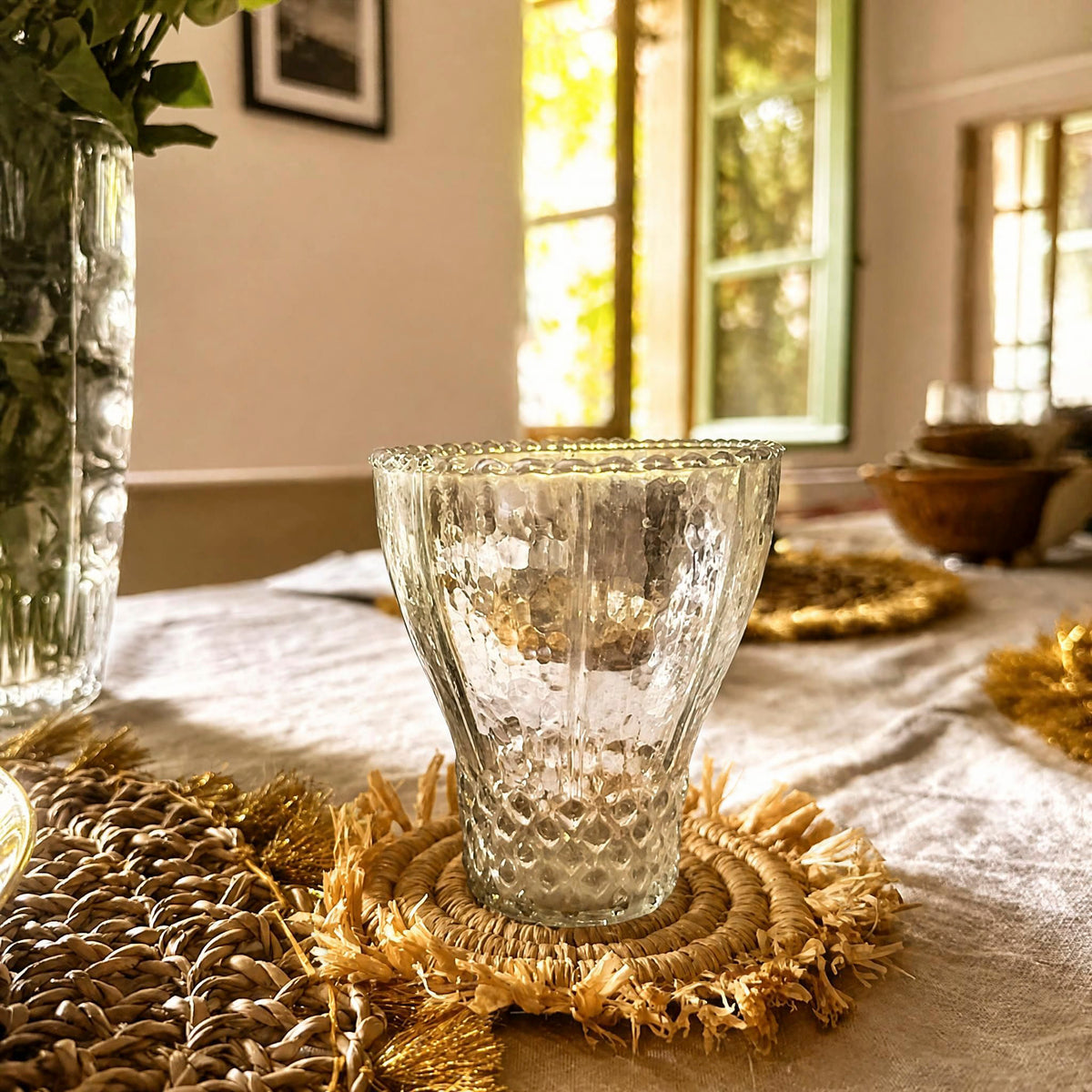 Verre PANA soufflé à bord ondulé sur un sous-verre en raphia
