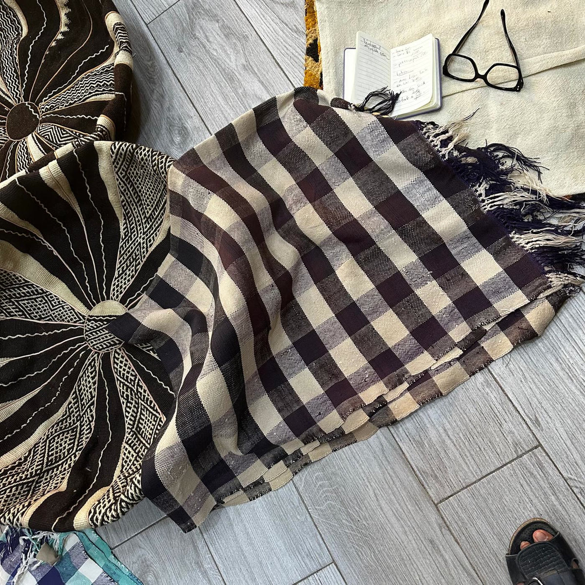 Tissage à carreaux marron et crème, poufs et carnet de notes